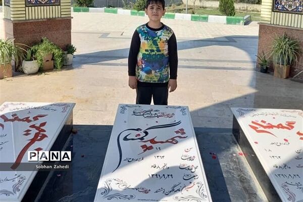 غبارروبی مزارشهدا توسط دانش‌آموزان رودهن در دهه فجر