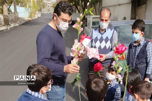 غبارروبی مزارشهدا توسط دانش‌آموزان رودهن در دهه فجر