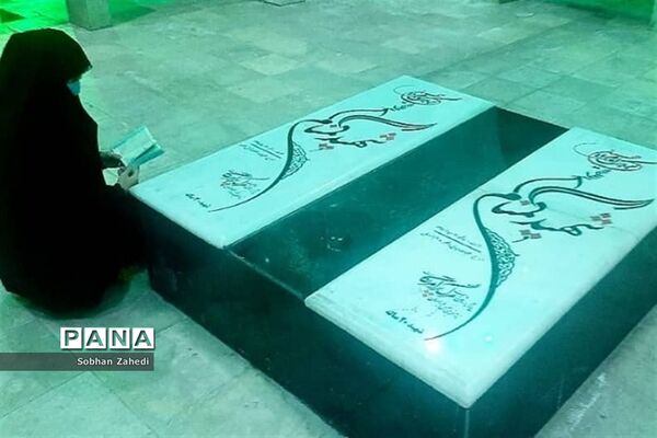 غبارروبی مزارشهدا توسط دانش‌آموزان رودهن در دهه فجر