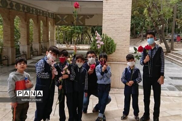 غبارروبی مزارشهدا توسط دانش‌آموزان رودهن در دهه فجر