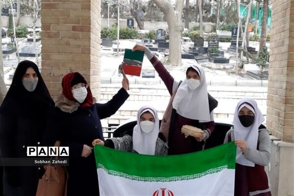 غبارروبی مزارشهدا توسط دانش‌آموزان رودهن در دهه فجر