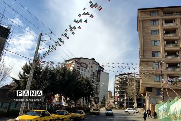 آذین بندی شهر رودهن برای استقبال از ۲۲ بهمن