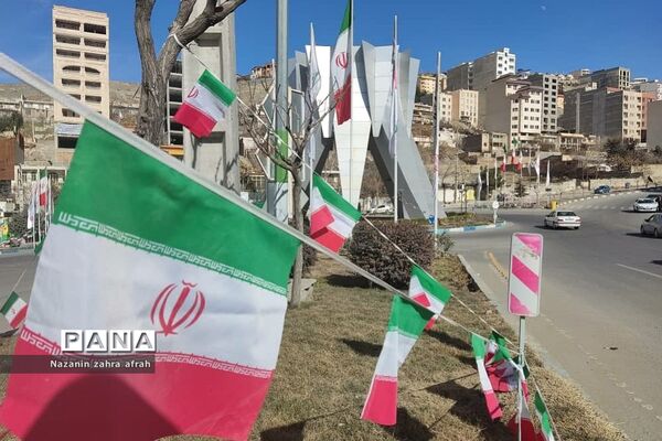 آذین بندی شهر رودهن برای استقبال از ۲۲ بهمن