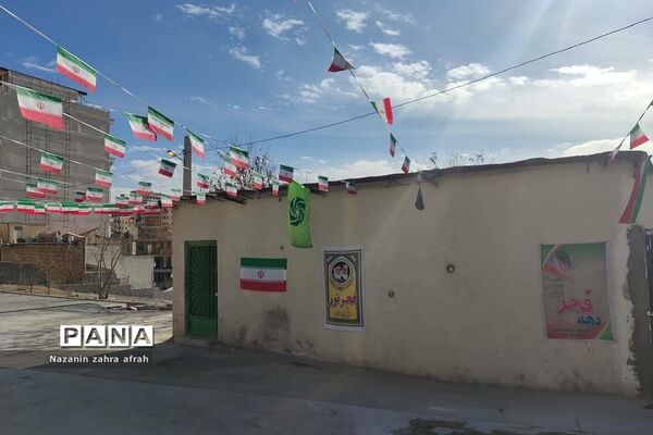 آذین بندی شهر رودهن برای استقبال از ۲۲ بهمن