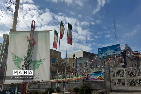 آذین بندی شهر رودهن برای استقبال از ۲۲ بهمن