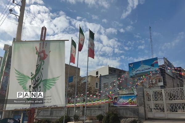آذین بندی شهر رودهن برای استقبال از ۲۲ بهمن