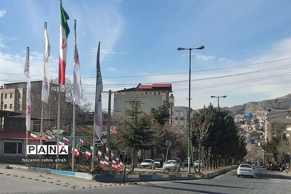 آذین بندی شهر رودهن برای استقبال از ۲۲ بهمن