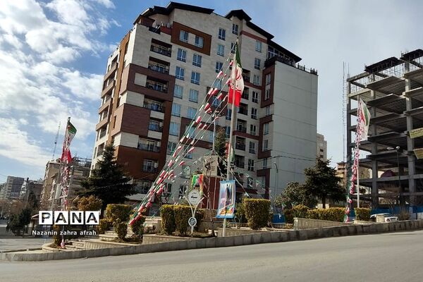 آذین بندی شهر رودهن برای استقبال از ۲۲ بهمن