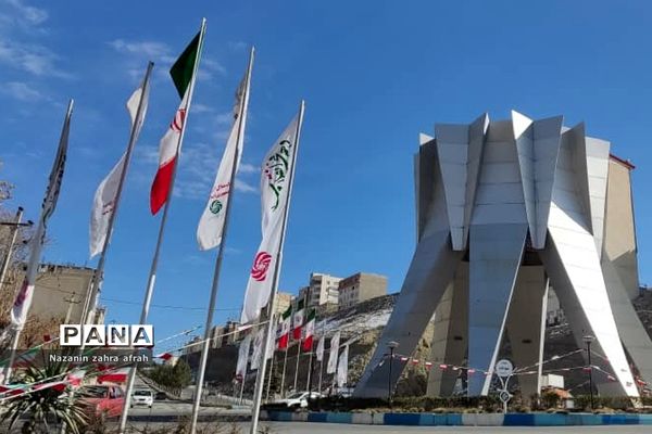 آذین بندی شهر رودهن برای استقبال از ۲۲ بهمن