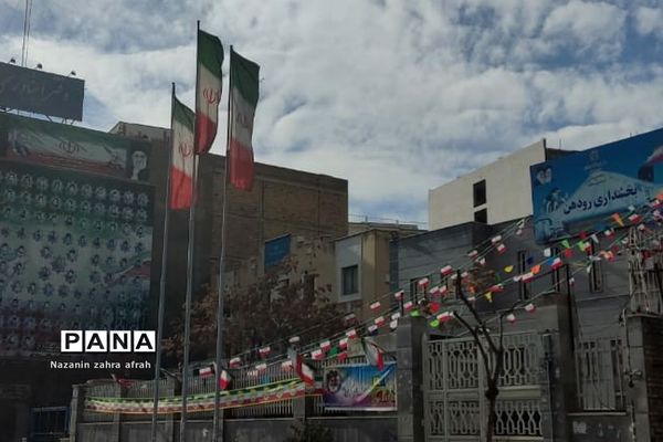 آذین بندی شهر رودهن برای استقبال از ۲۲ بهمن