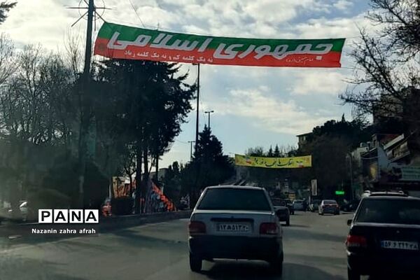 آذین بندی شهر رودهن برای استقبال از ۲۲ بهمن