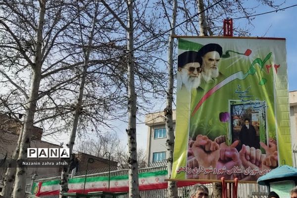 آذین بندی شهر رودهن برای استقبال از ۲۲ بهمن