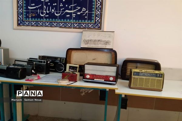 آیین افتتاح نمایشگاه دستاوردهای انقلاب در مدارس آباده