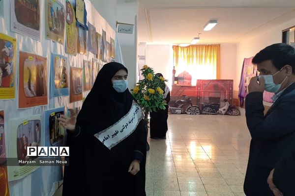 آیین افتتاح نمایشگاه دستاوردهای انقلاب در مدارس آباده