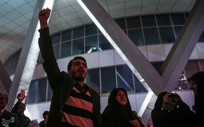 همزمان با گلبانگ تکبیر، کران تا کران آسمان ایران نورباران می‌شود