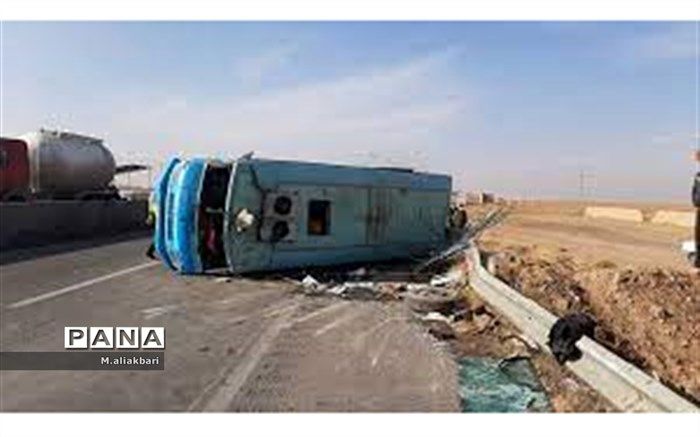 11 مصدوم براثر واژگونی مینی بوس در شیراز