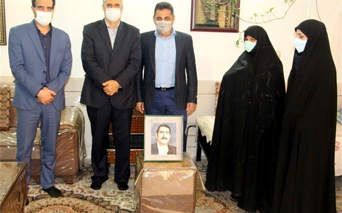 دیدار مدیر آموزش وپرورش ناحیه ٢ باخانواده شهید محمد حسینی نژاد