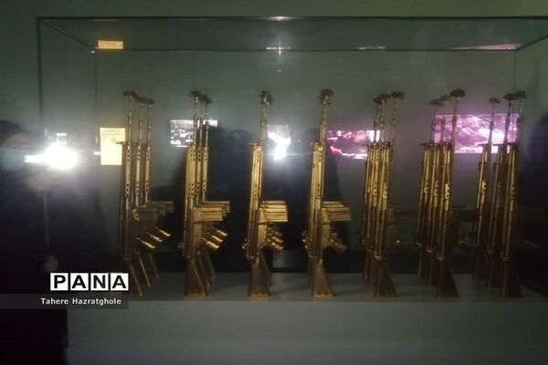 بازدید دانش‌آموزان بسیجی شهرستان ملارد از باغ موزه دفاع مقدس تهران