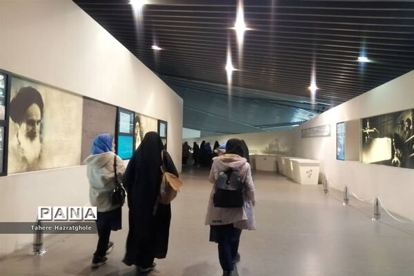 بازدید دانش‌آموزان بسیجی شهرستان ملارد از باغ موزه دفاع مقدس تهران