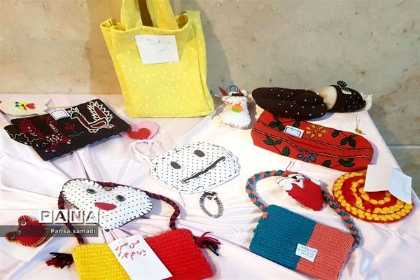 نمایشگاه هدایت تحصیلی در هنرستان فاطمه تعلیمی منطقه ۱۳