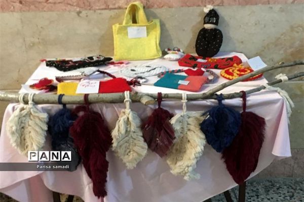 نمایشگاه هدایت تحصیلی در هنرستان فاطمه تعلیمی منطقه ۱۳