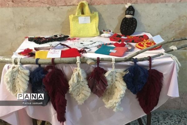 نمایشگاه هدایت تحصیلی در هنرستان فاطمه تعلیمی منطقه ۱۳