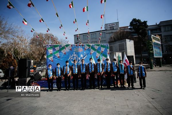 اجرای گروه سرود سازمان دانش آموزی در میدان راه آهن