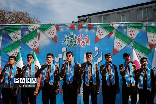 اجرای گروه سرود سازمان دانش آموزی در میدان راه آهن