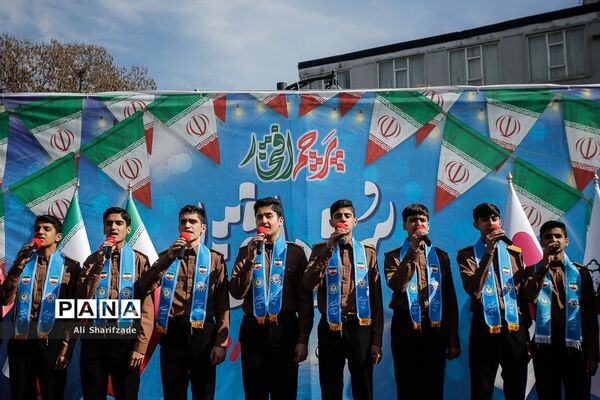اجرای گروه سرود سازمان دانش آموزی در میدان راه آهن