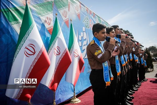 اجرای گروه سرود سازمان دانش آموزی در میدان راه آهن