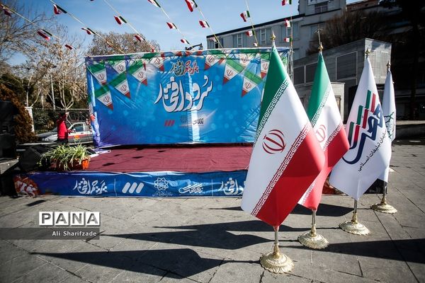 اجرای گروه سرود سازمان دانش آموزی در میدان راه آهن