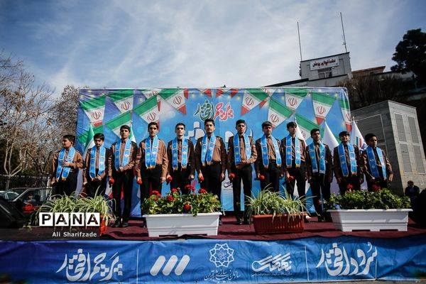 اجرای گروه سرود سازمان دانش آموزی در میدان راه آهن