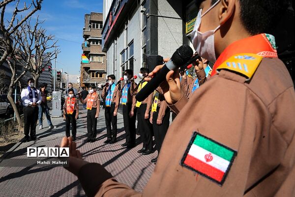 اجرای سرود توسط  پیشتازان سازمان دانش آموزی به مناسبت دهه فجر