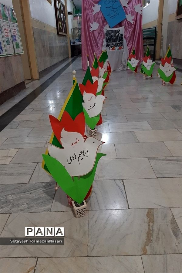 حال و هوای انقلاب در دبیرستان دخترانه دوره اول آیین اسلام منطقه 11