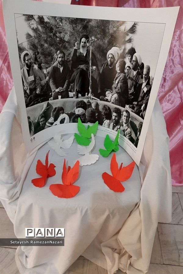 حال و هوای انقلاب در دبیرستان دخترانه دوره اول آیین اسلام منطقه 11