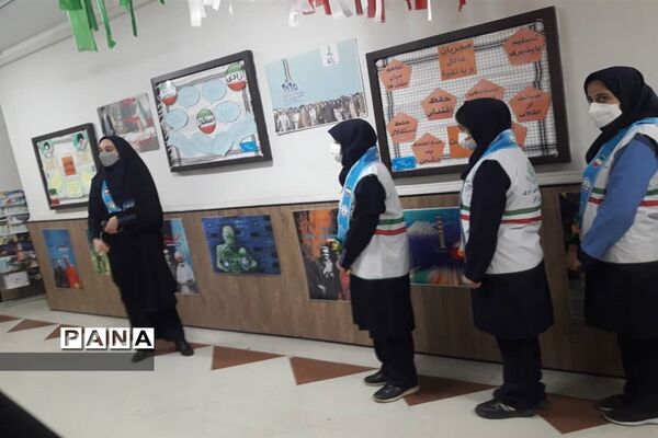 نمایشگاه دستاوردهای انقلاب در دبیرستان شاهد عصمت ناحیه 3 کرج