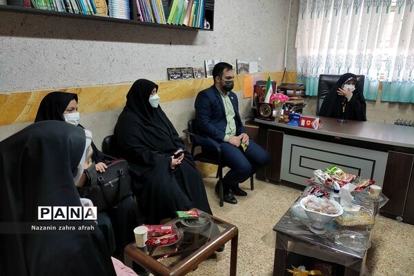 بازدید رئیس اتحادیه انجمن‌های اسلامی تهران از نمایشگاه‌های انقلاب مدارس رودهن