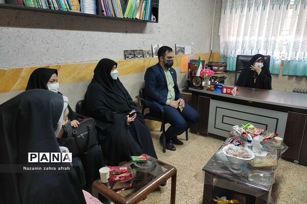 بازدید رئیس اتحادیه انجمن‌های اسلامی تهران از نمایشگاه‌های انقلاب مدارس رودهن