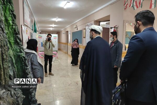 بازدید رئیس اتحادیه انجمن‌های اسلامی تهران از نمایشگاه‌های انقلاب مدارس رودهن