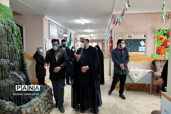 بازدید رئیس اتحادیه انجمن‌های اسلامی تهران از نمایشگاه‌های انقلاب مدارس رودهن