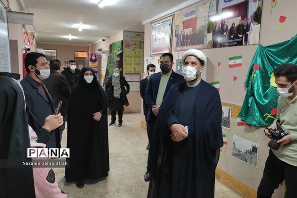 بازدید رئیس اتحادیه انجمن‌های اسلامی تهران از نمایشگاه‌های انقلاب مدارس رودهن