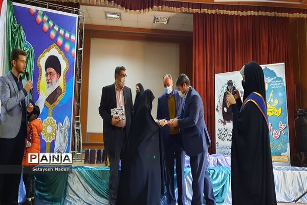 برگزاری جشن انقلاب و‌تجلیل از فرهنگیان وخانواده شهدا در قرچک