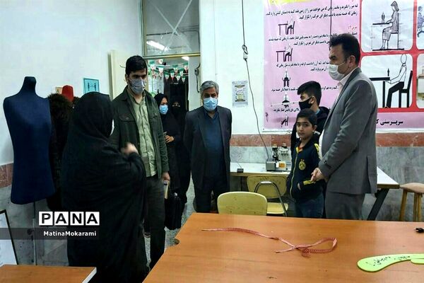نمایشگاه دست سازه های هنرستان تلاش کاشمر راهی برای اشتغال آیندگان