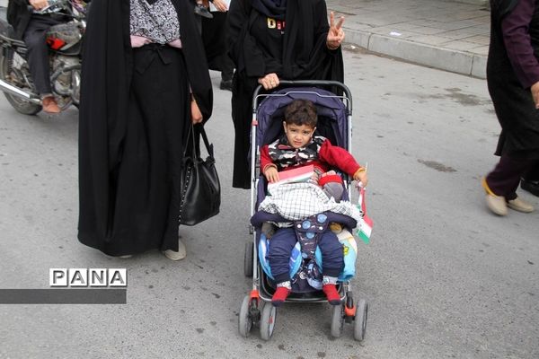 حضور پرشور دانش‌آموزان و فرهنگیان بهبهانی در راهپیمایی یوم الله 22 بهمن ماه