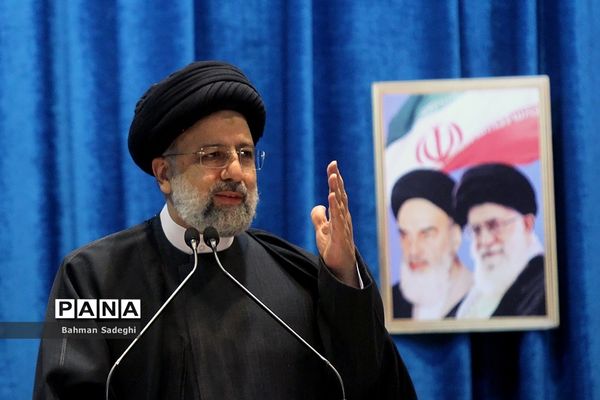 حضور رئیس جمهوری در نماز جمعه ۲۲ بهمن