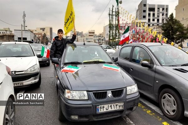 راهپیمایی مردم شهر تهران در مراسم ۲۲ بهمن
