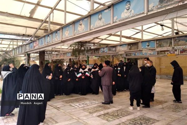 ادای احترام دانش‌آموزان دبیرستان امامت قم به مزار شهدا