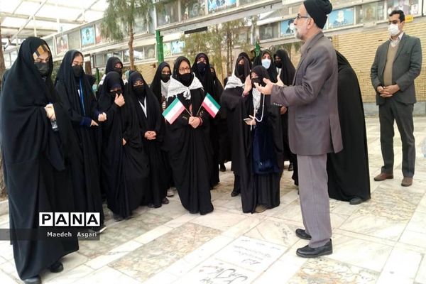 ادای احترام دانش‌آموزان دبیرستان امامت قم به مزار شهدا