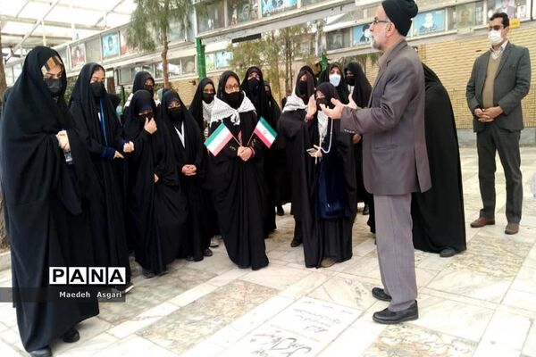ادای احترام دانش‌آموزان دبیرستان امامت قم به مزار شهدا