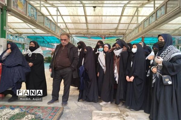ادای احترام دانش‌آموزان دبیرستان امامت قم به مزار شهدا